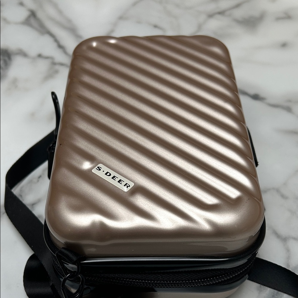 Women’s Metallic Pink crossover bag